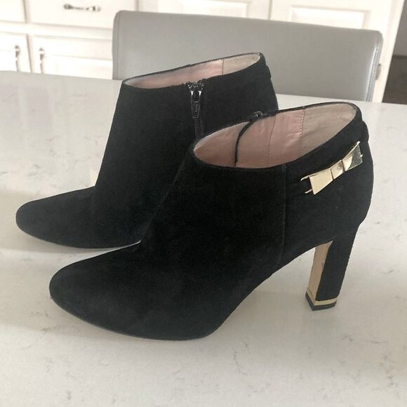 Kate Spade Aldaz Black Suede Gold Bow Ankle Boots Elegant 4” Heel Almond Toe 8.5 - Picture 1 of 10